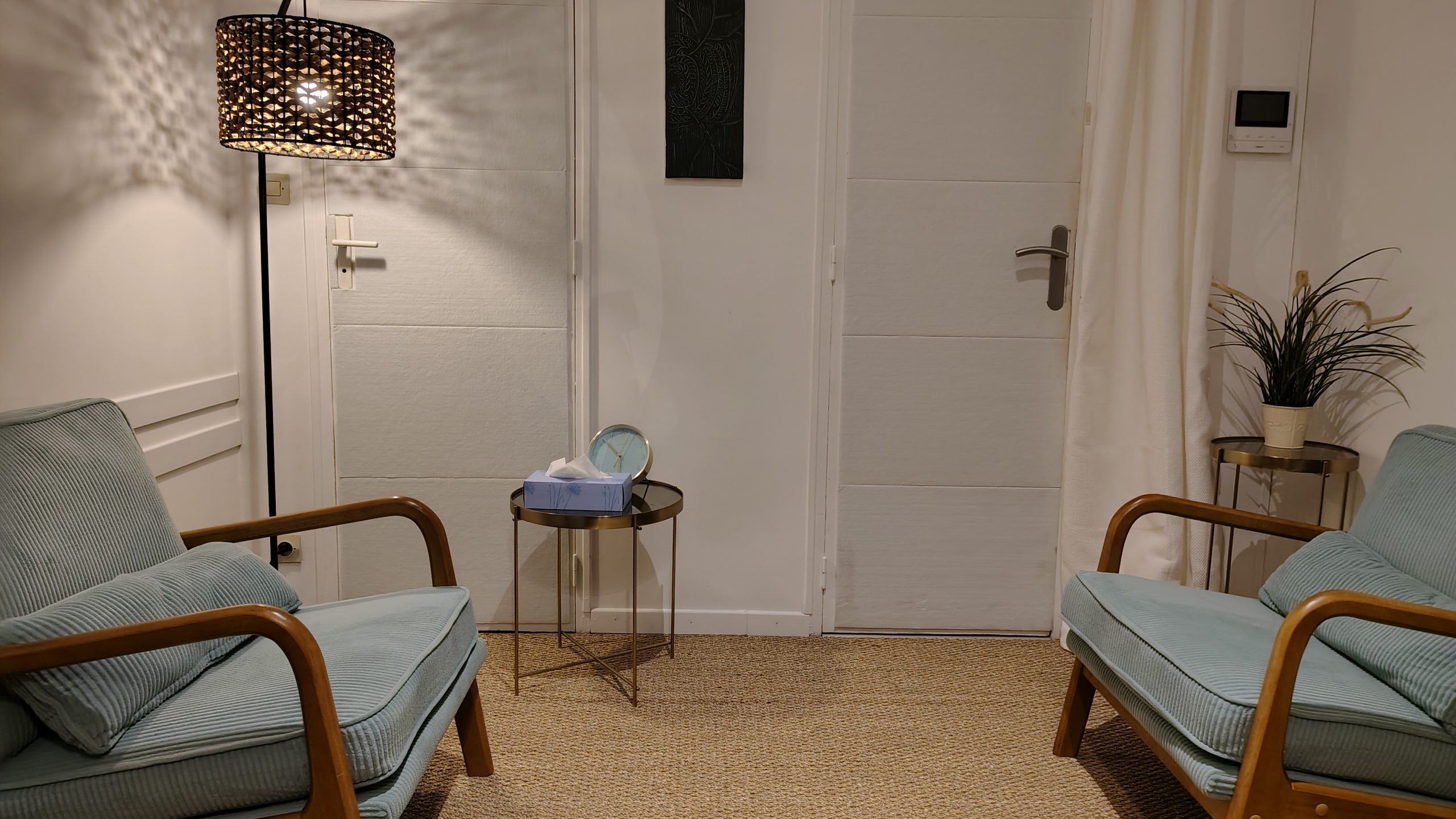 Cabinet du Fond équipé avec deux fauteuils pour thérapie de couple à Paris 13