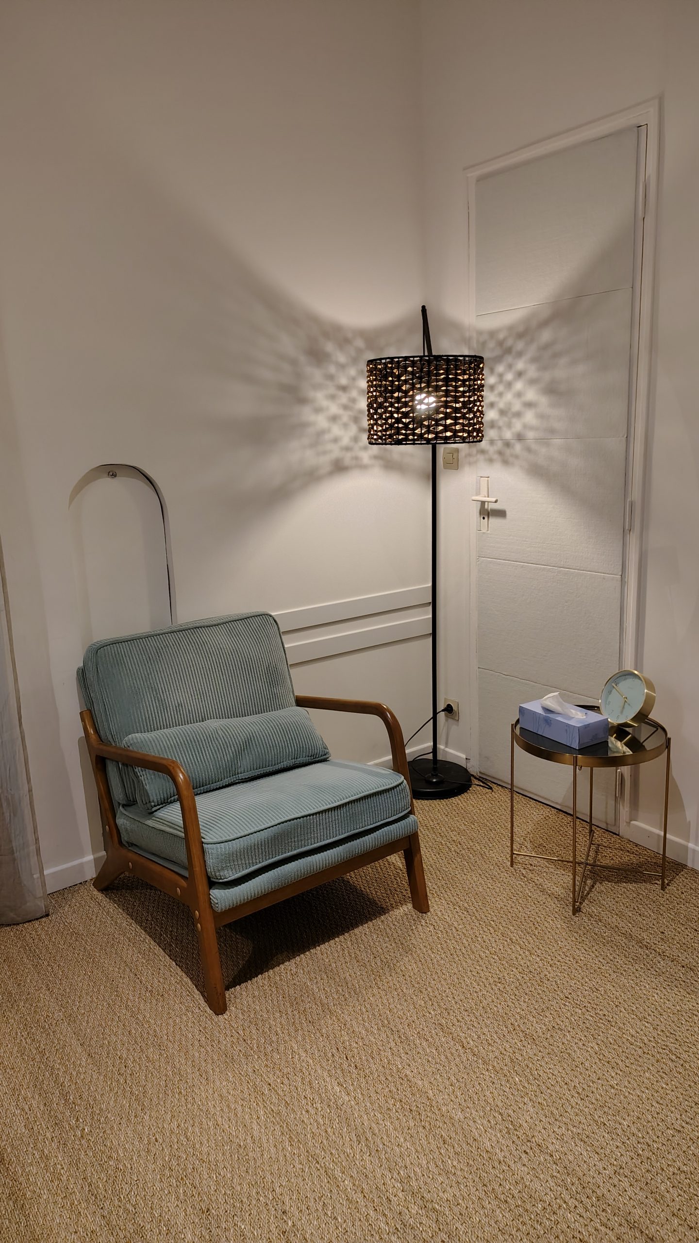 Alcôve avec table de massage pliante dans le Cabinet du Fond à louer à Paris 13